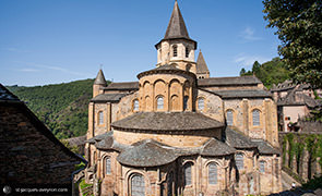 Vue sur le chevet de l’abbatiale Sainte-Foy