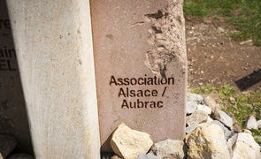 Détail de la stèle des pèlerins à Aubrac