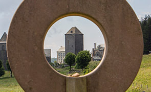 La stèle des pèlerins à Aubrac