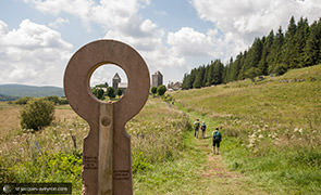 La stèle des pèlerins à Aubrac