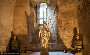 Statue de Saint-Fleuret dans la crypte