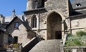 Parvis de l’église d’Estaing