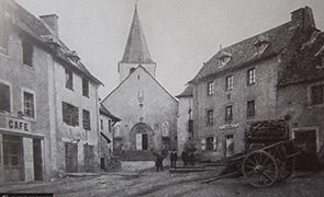 La place et le monument vers 1906